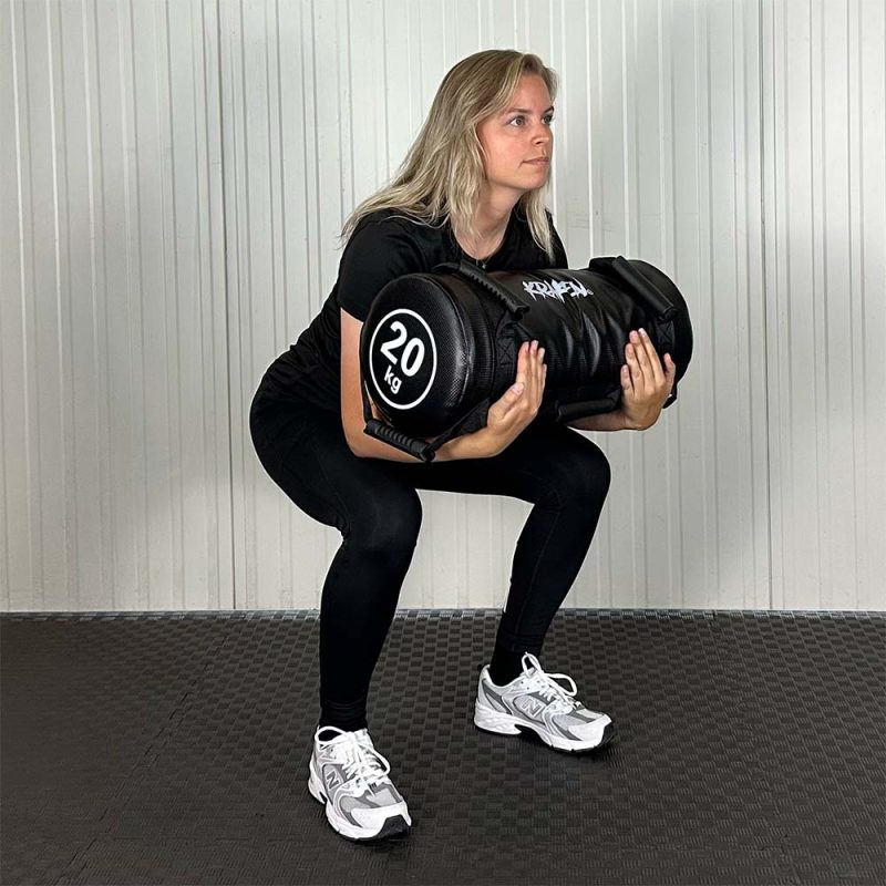 KRAKEN SANDBAG 10KG LIFESTYLE SQUAT